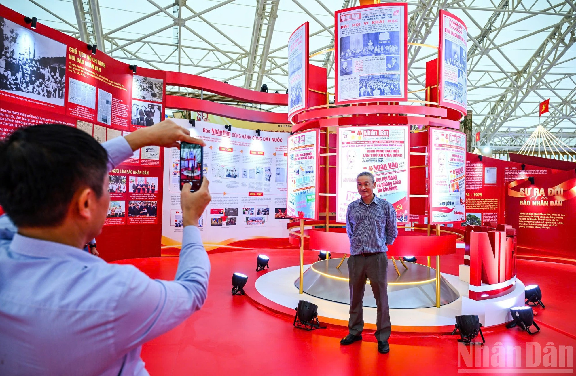 L’exposition met en valeur les jalons essentiels, rendant hommage au rôle du Journal Nhân Dân en particulier et de la presse révolutionnaire en général dans le courant de 80 années de marche du peuple vietnamien vers l’Indépendance, la Liberté et le Bonheur. 2.jpg
