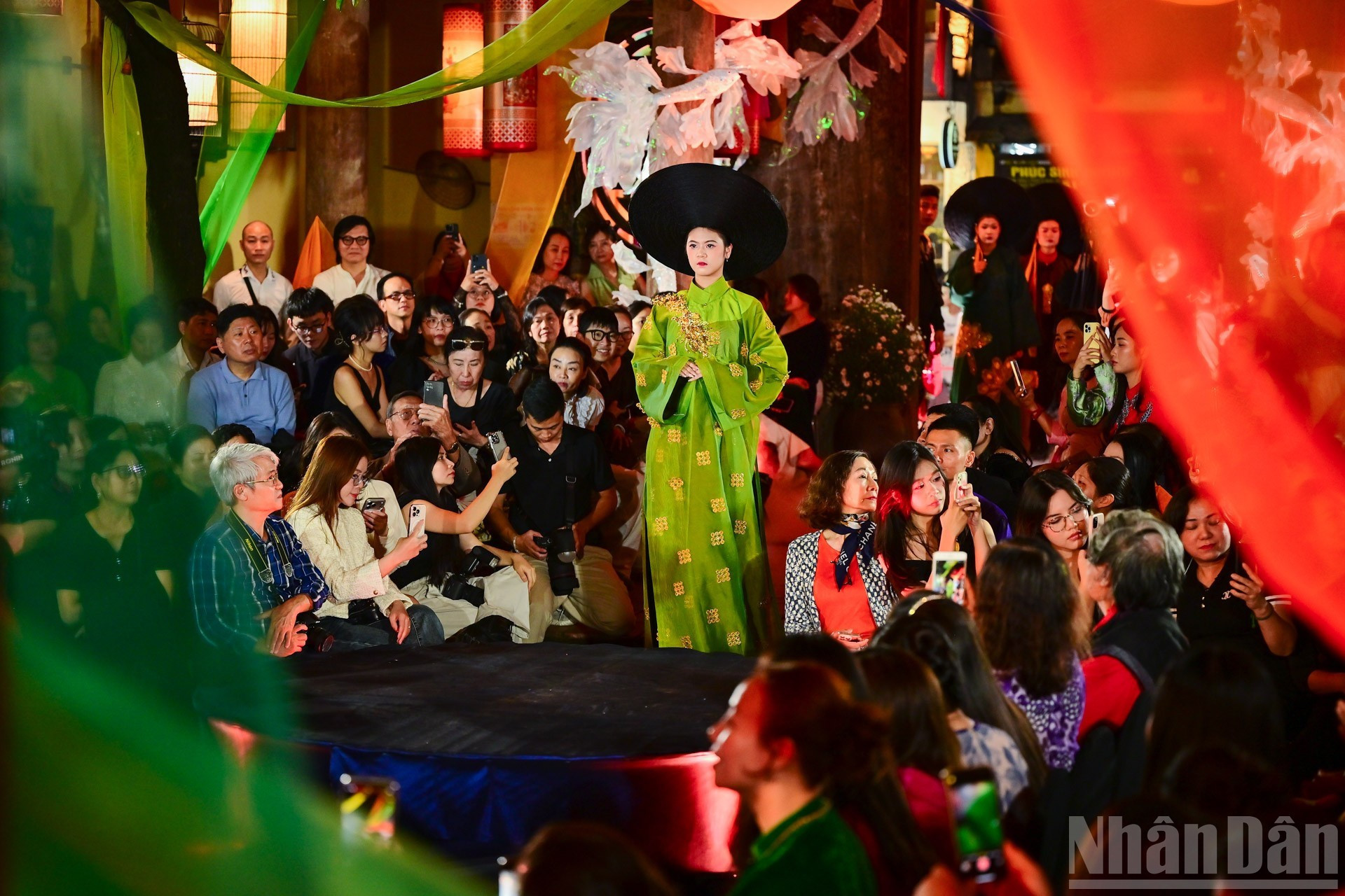 Les tenues áo dài (tunique traditionnelle des femmes vietnamiennes) présentées lors de la soirée d’ouverture de la série d’événements célébrant les 20 ans de la Journée du patrimoine culturel du Vietnam. Photo : NDEL.