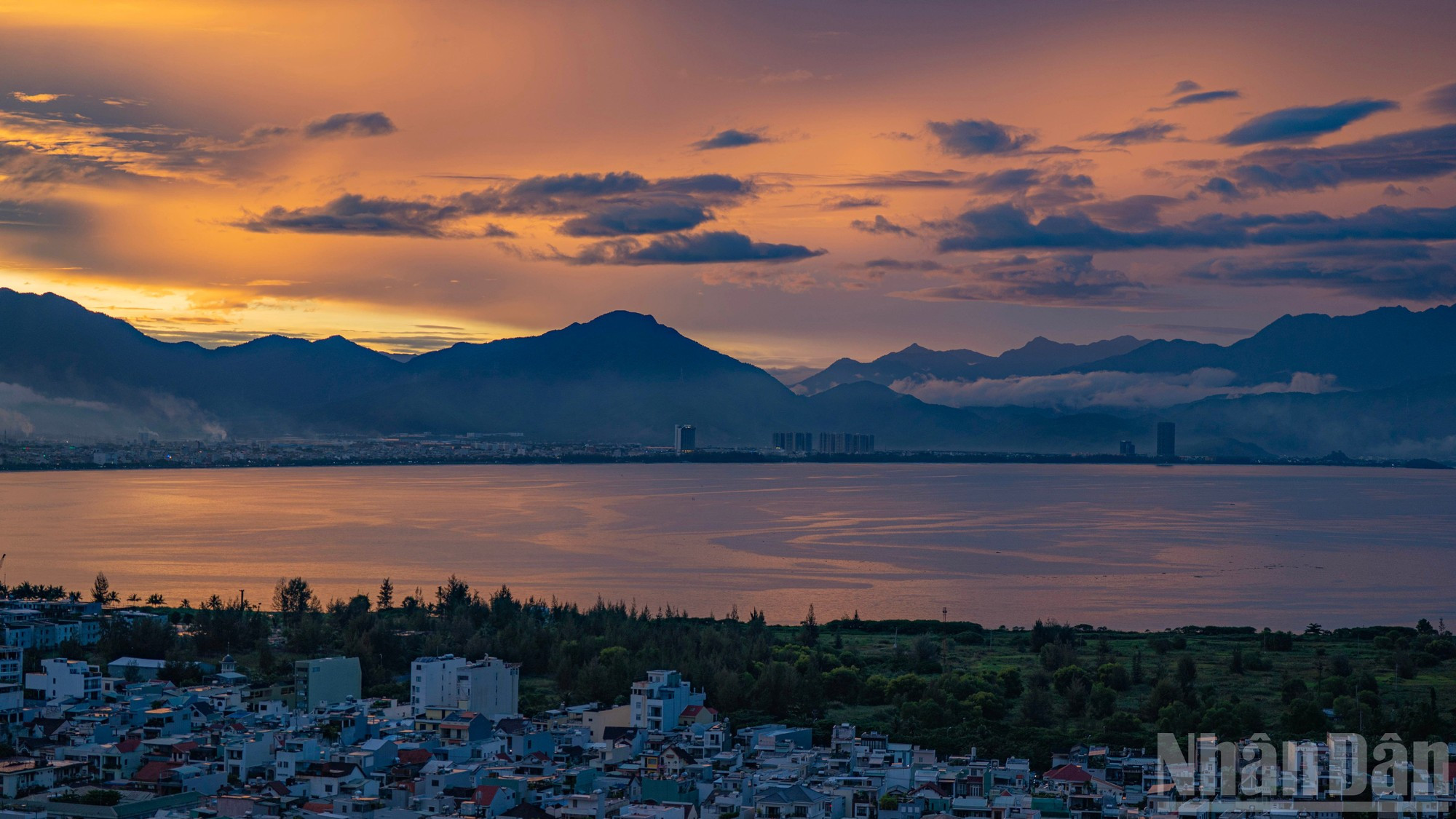 La voie Nguyen Tat Thanh, à Da Nang, se pare d’une beauté à la fois majestueuse et grandiose sous les lueurs du crépuscule.