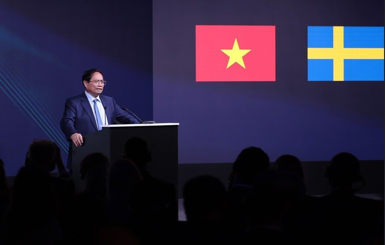 Le Premier ministre Pham Minh Chinh prononce un discours lors du Forum économique Vietnam-Suède. Photo : VNA. tt-3.jpg