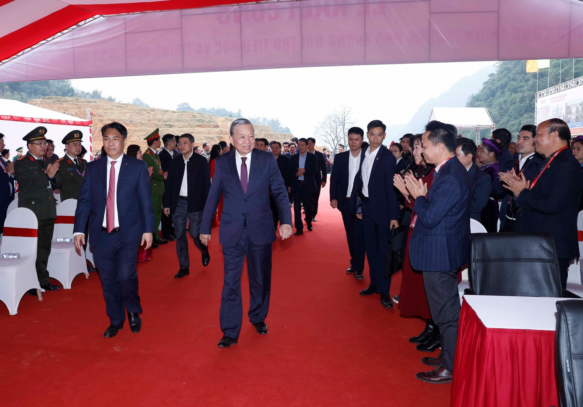 Le secrétaire général Tô Lâm à la cérémonie de pose de la première pierre du collège-internat de Truong Hà. Photo : VNA.