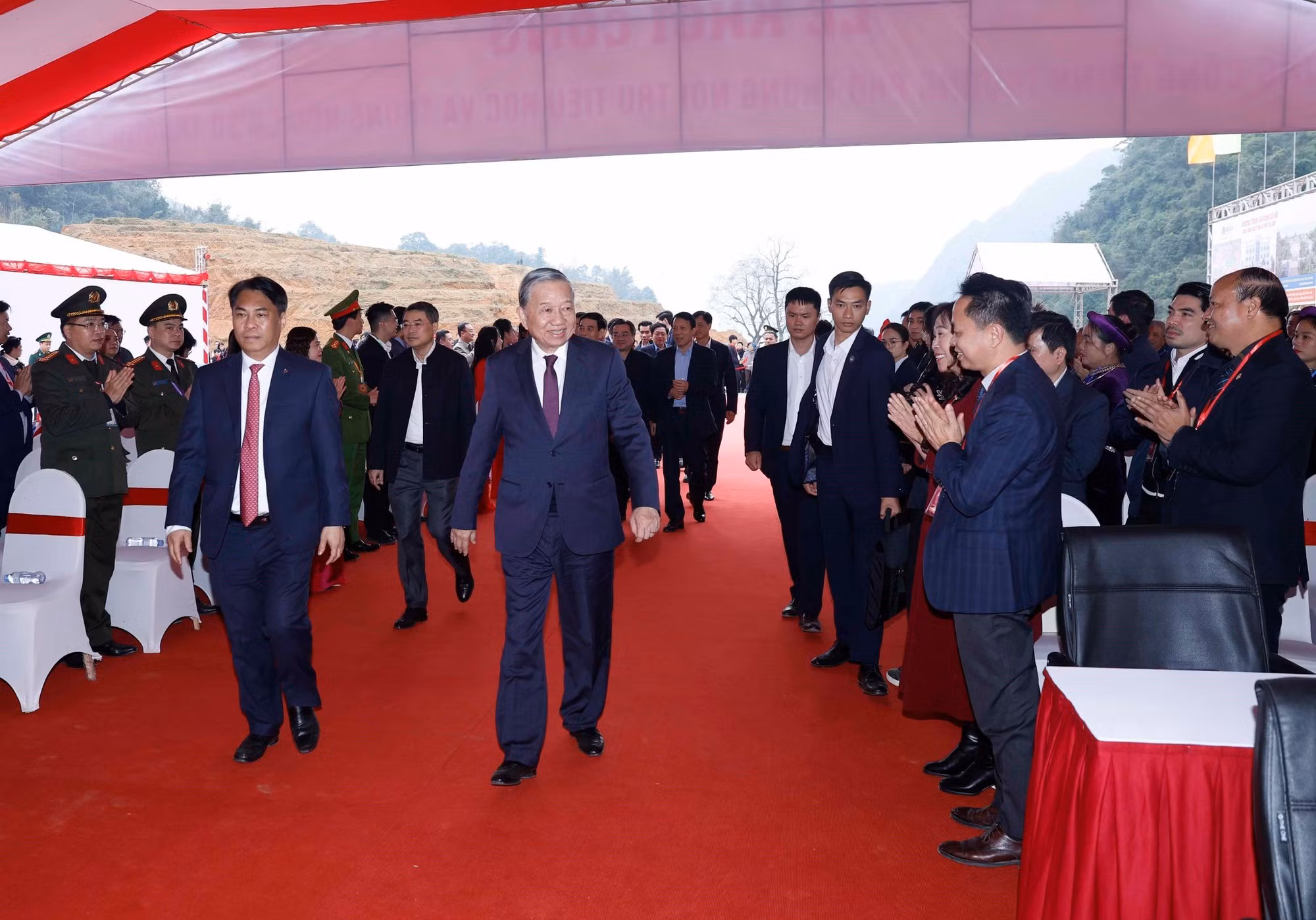 Le secrétaire général Tô Lâm à la cérémonie de pose de la première pierre du collège-internat de Truong Hà. Photo : VNA.