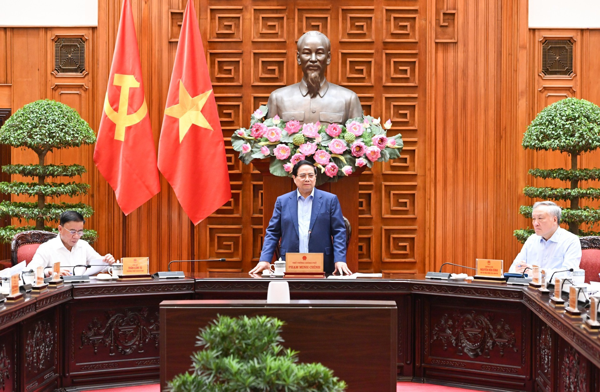 Le PM Pham Minh Chinh préside une réunion de la Permanence du gouvernement visant à remédier aux conséquences du typhon n°11. Photo : NDEL.