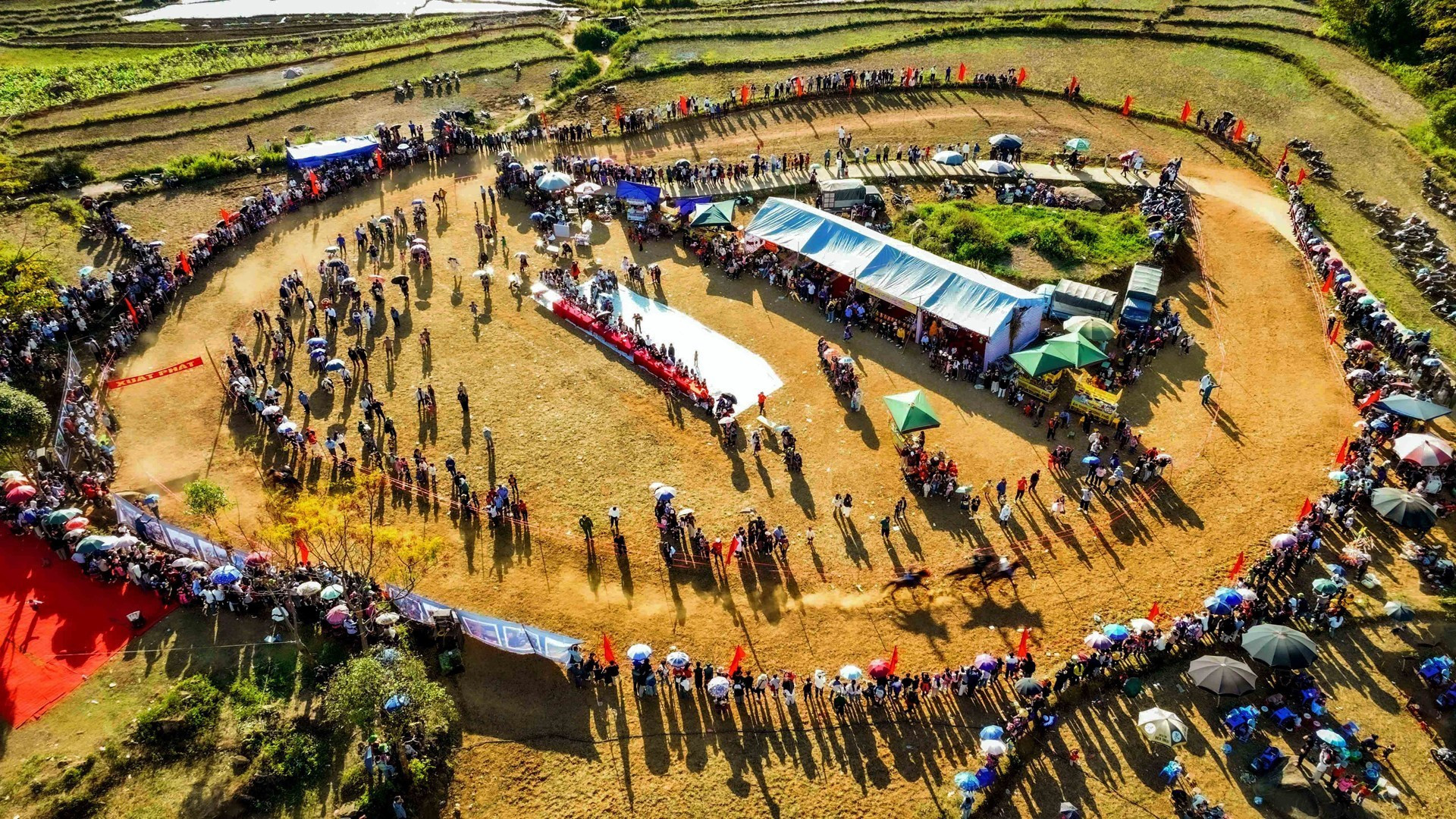 Vue panoramique de la piste de course pour les chevaux de bât du peuple ethnique Mong dans la commune de Ta Leng. Photo : NDEL.