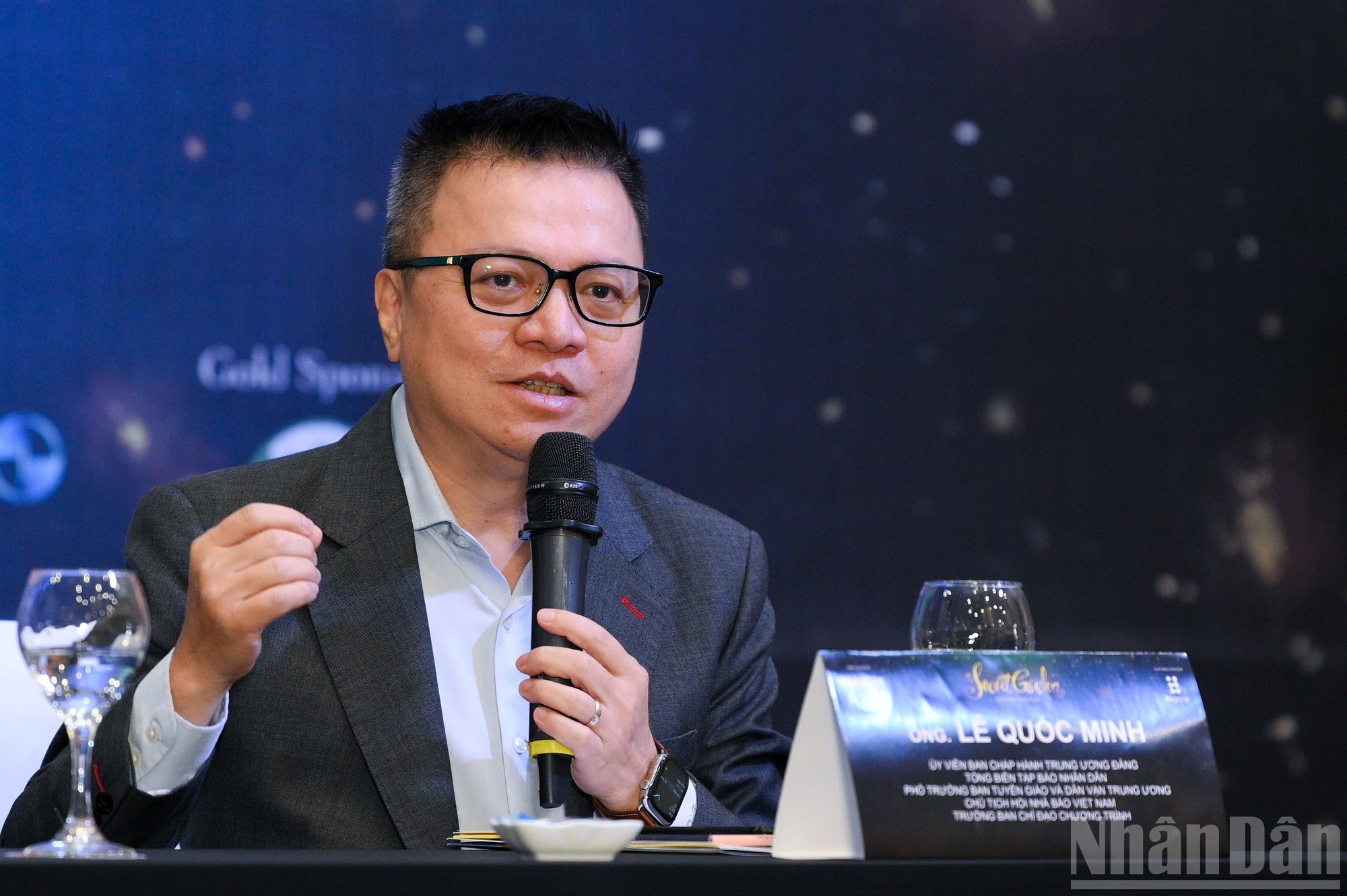 Prenant la parole lors de l’événement, Le Quoc Minh, membre du Comité central du Parti communiste du Vietnam (PCV), rédacteur en chef du Journal Nhân Dân, chef adjoint de la Commission centrale de la propagande et de l’éducation du PCV, ainsi que président de l’Association des journalistes du Vietnam, a indiqué qu’en Norvège, les deux artistes de Secret Garden avaient pris connaissance des récentes inondations au Vietnam. Ils se sont dits très touchés de participer au projet musical international pour la communauté Good Morning Vietnam. L’intégralité des recettes du concert sera reversée aux habitants des régions sinistrées par les intempéries. 3-7313.jpg