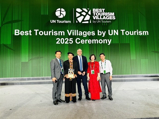 Des représentants de la province de Tuyen Quang et du comité d'organisation posent pour une photo après que Lo Lo Chai a été honoré comme l'un des meilleurs villages touristiques en 2025. Photos avec l'aimable autorisation de la province de Tuyen Quang.