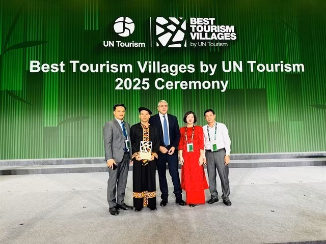 Des représentants de la province de Tuyen Quang et du comité d'organisation posent pour une photo après que Lo Lo Chai a été honoré comme l'un des meilleurs villages touristiques en 2025. Photos avec l'aimable autorisation de la province de Tuyen Quang.