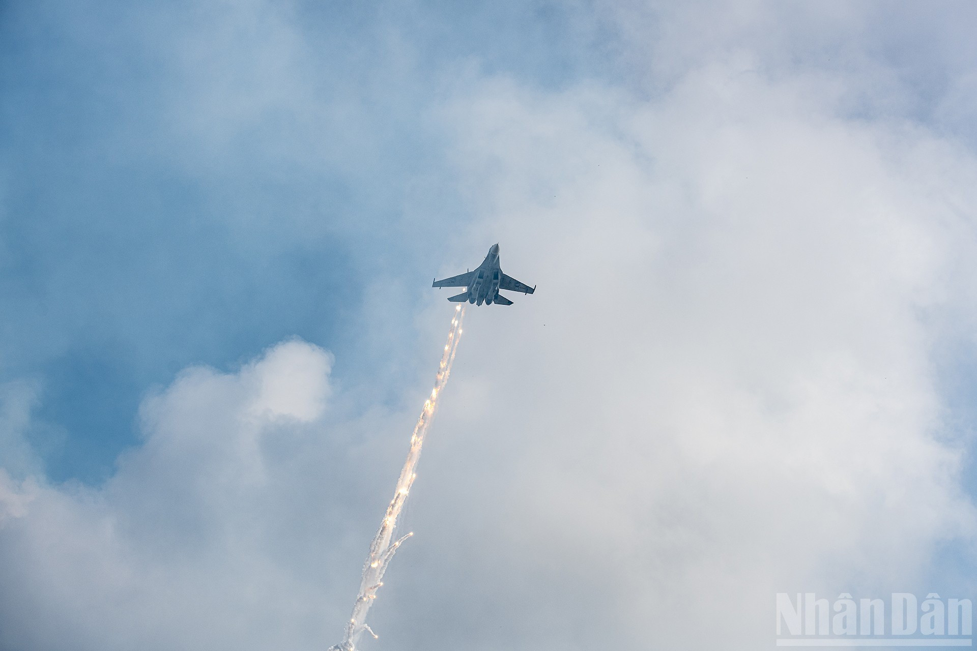 Sous un autre angle, on pouvait admirer la manœuvre spectaculaire de ces chasseurs SU-30MK2 libérant leurs leurres thermiques. l.jpg