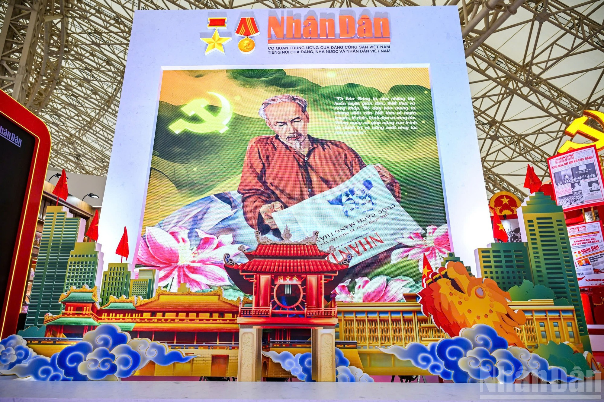 L’image du Président Hô Chi Minh lisant le Journal Nhân Dân y est présentée avec solennité, accompagnée d’une de ses citations sur la presse du Parti : « Le journal du Parti est comme des cours de formation simples, concrets et accessibles. Il nous enseigne ce qu’il faut savoir pour mener à bien la propagande, l’organisation, la direction et le travail. Chaque jour, il contribue à élever notre niveau politique et notre efficacité au travail » (Président Ho Chi Minh). 6.jpg