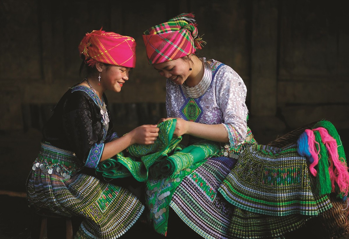 Les habitants vivent principalement de la culture sur brûlis et de l’élevage. Les enfants jouent gaiement dans la brume, tandis que le son du khèn, flûte traditionnelle des H’Mông, résonne parfois dans l’air frais du soir. Pour les voyageurs, ces sons rustiques sont l’essence même de la vie montagnarde du Nord-Ouest vietnamien. 4.jpg