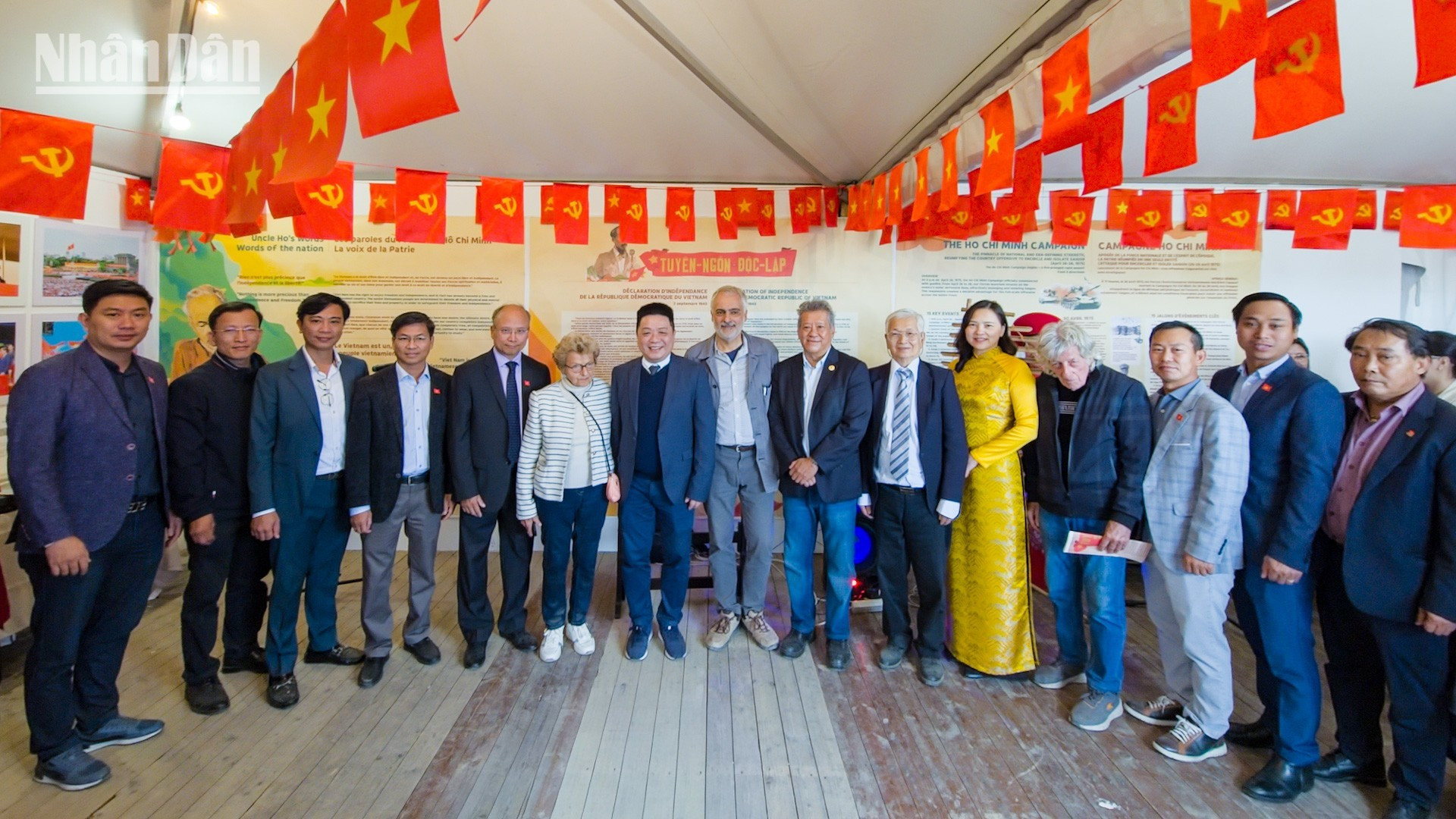 La délégation du journal Nhân Dân a pris une photo souvenir avec l’ambassadeur du Vietnam en France, Dinh Toàn Thang, l’ambassadeur, chef de la délégation permanente du Vietnam auprès de l’UNESCO, Taylan Coskun, membre du Bureau politique du Parti communiste français chargé des relations avec le Vietnam, Hélène Luc, sénatrice honoraire, Nguyen Hai Nam, président de l’Association d’amitié France-Vietnam, ainsi que les représentants vietnamiens présents lors de cette présentation du pays depuis le 2 septembre 1945 historique. 8.jpg