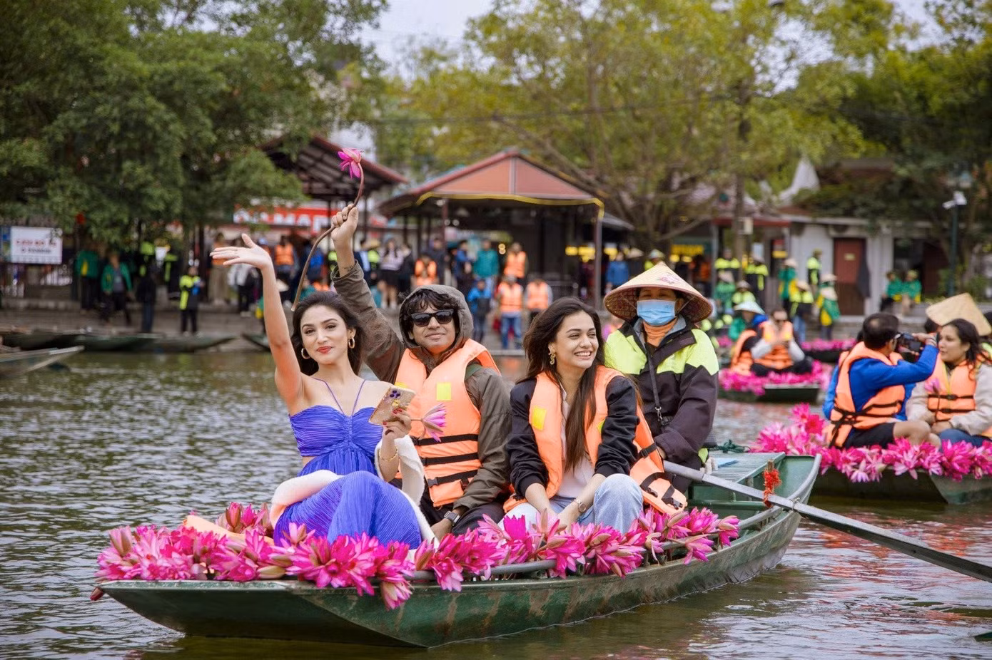 Des réalisateurs, acteurs et producteurs de Bollywood visitent et explorent Tam Coc. Photo : tienphong.vn