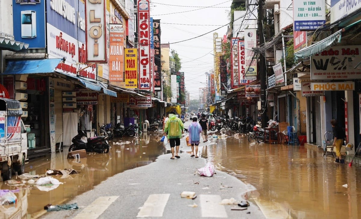 Les ordures s'amoncellent après les inondations à Huê. Photo : nongnghiepmoitruong.vn