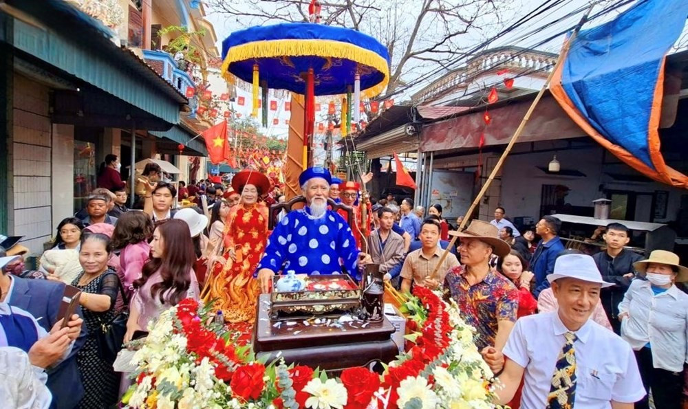 Le point culminant de cette année est la procession des grands anciens vers le temple pour l’offrande d’encens en mémoire des pionniers défricheurs. Photo : baovanhoa.vn