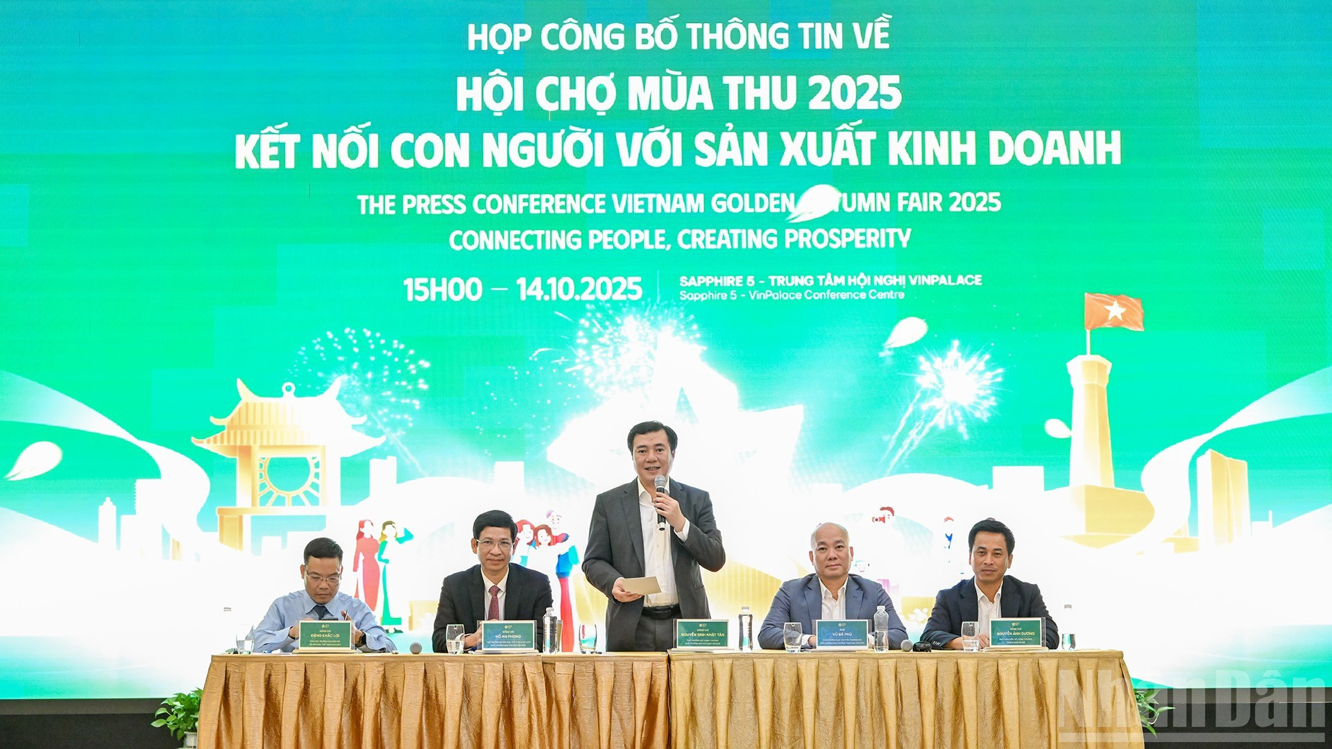 La conférence de presse a été coprésidée par le vice-ministre de l’Industrie et du Commerce Nguyen Sinh Nhat Tan, le vice-ministre de la Culture, des Sports et du Tourisme Ho An Phong, et les dirigeants des services relevant des deux ministères ainsi que du Comité populaire de Hanoï. Photo : NDEL