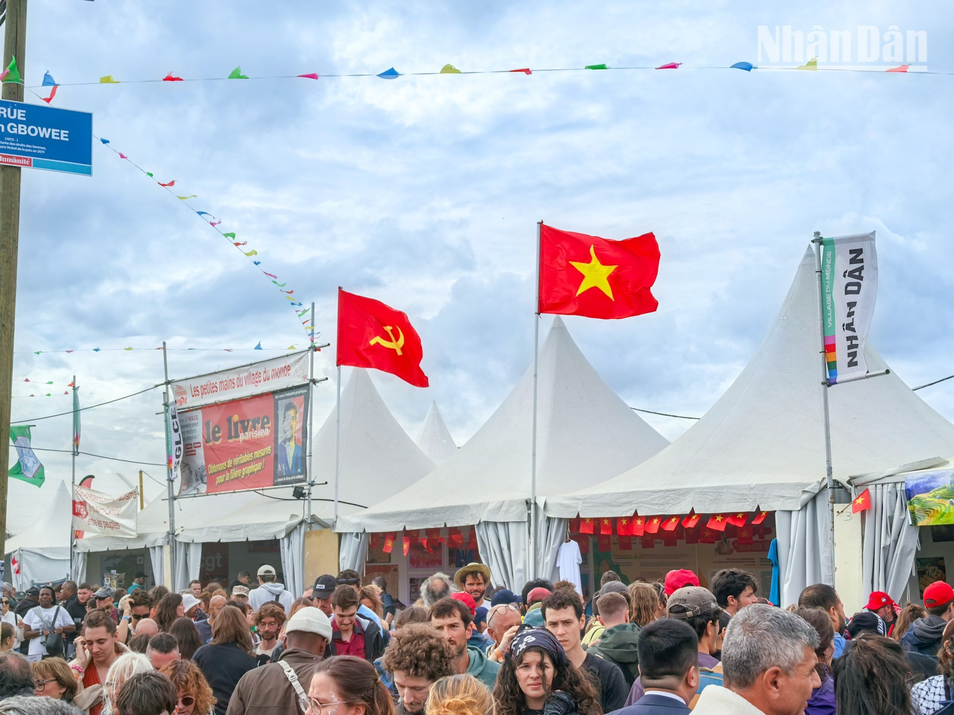 À chaque édition de cette grande fête des communistes et des travailleurs français, le stand consacré au Vietnam et organisé par le journal Nhân Dân constitue un point de rencontre privilégié pour les amis français et internationaux désireux de mieux comprendre les évolutions du Vietnam. 2.jpg