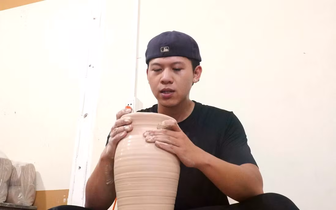 Quang a choisi de revenir au village pour poursuivre la céramique après l’université. Photo : phunuvietnam.vn