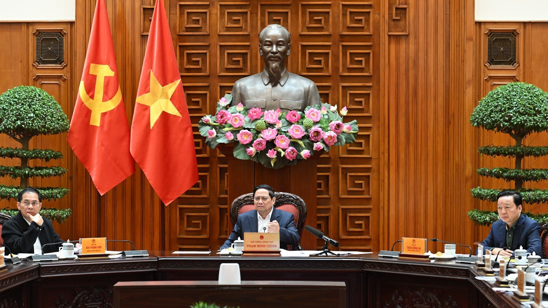 Le Premier ministre Pham Minh Chinh s’exprime lors de la réunion. Photo : NDEL.