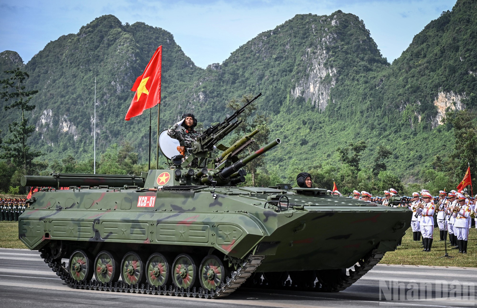 Un large éventail d’armements actuels, incluant chars, véhicules blindés et missiles de l’Armée populaire du Vietnam, sont également présents. 6.jpg