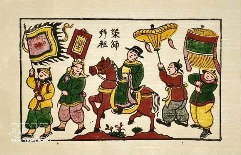 Un cheval richement décoré conduit le lauréat de concours de retour dans son village natal, dans l’estampe populaire de Dông Hô intitulée « Vinh quy bái tổ » (Retour triomphal pour rendre hommage aux ancêtres).