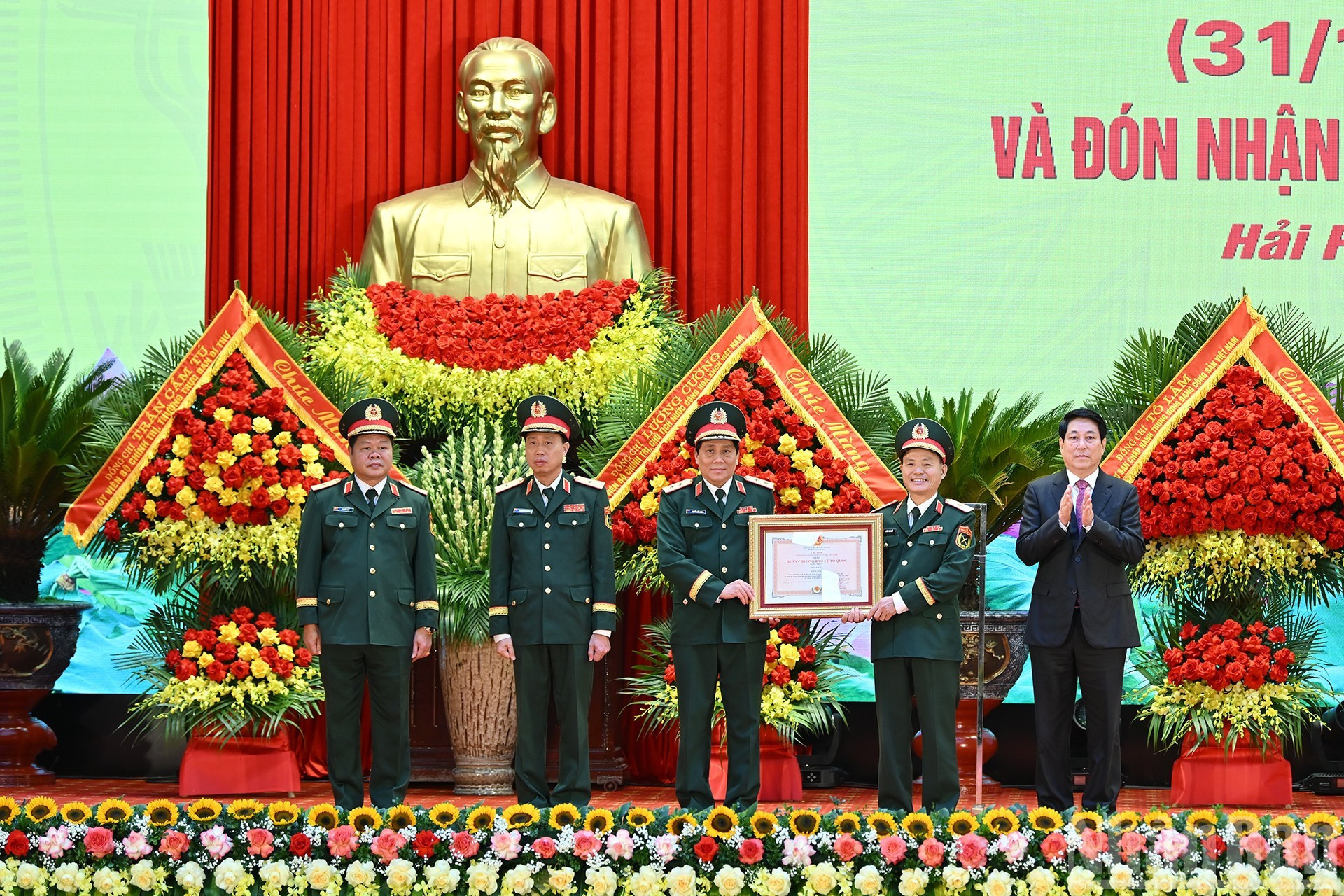 Le président Luong Cuong offre des présents aux Forces armées de la zone militaire 3. k.jpg