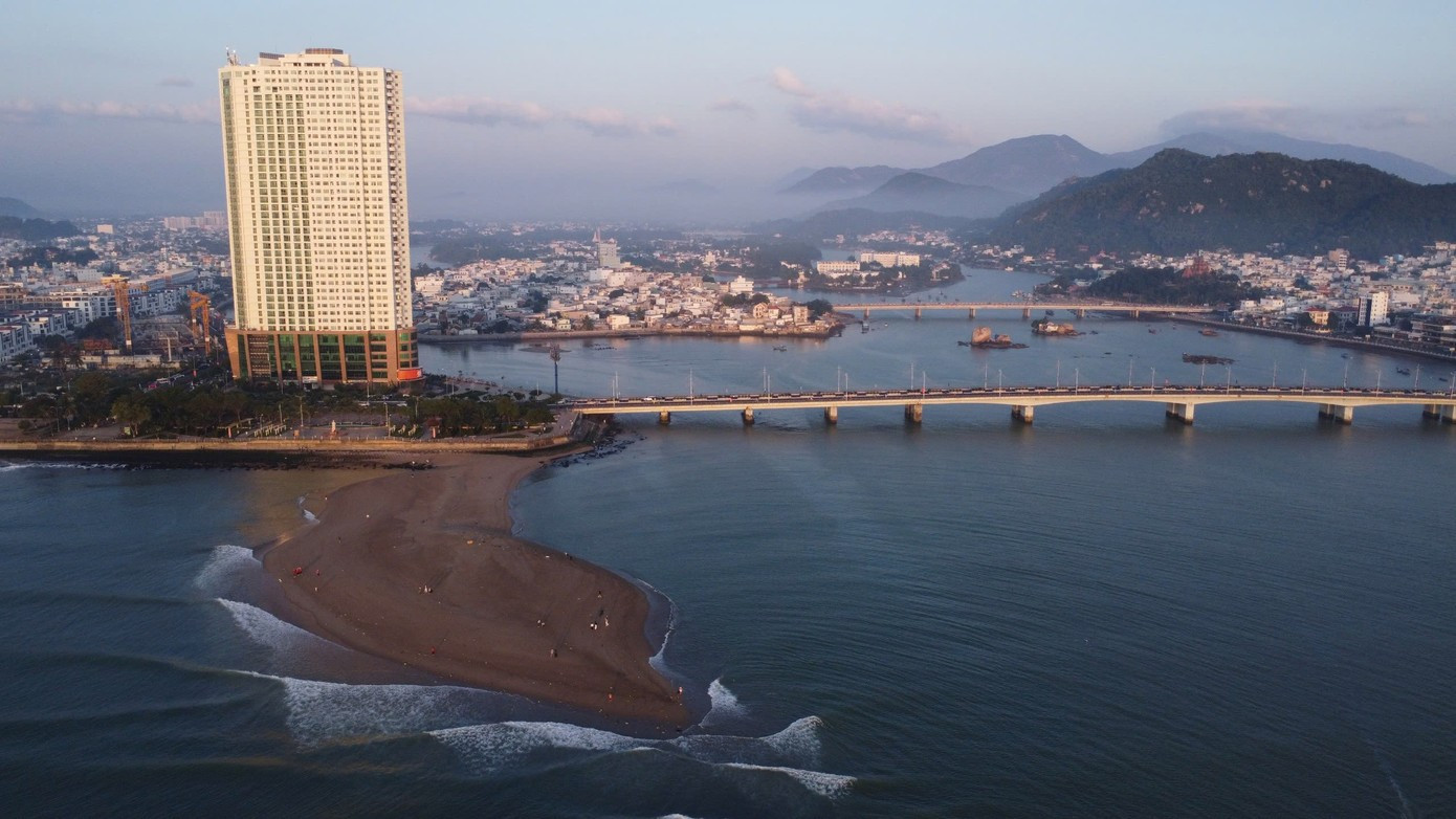 Ces derniers jours, un banc de sable long de plus de 100 mètres et large d’environ 50 mètres est apparu sur la plage de Nha Trang, à proximité du pont Tran Phu, attirant l’attention des habitants et des touristes. Photo : tienphong.vn