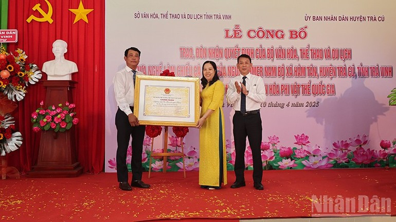 La natte de Ca Hom et de Ben Ba, commune de Ham Giang, a été inscrit sur la liste du patrimoine culturel immatériel national par le ministère de la Culture, des Sports et du Tourisme. Photo : NDEL. nhan.jpg