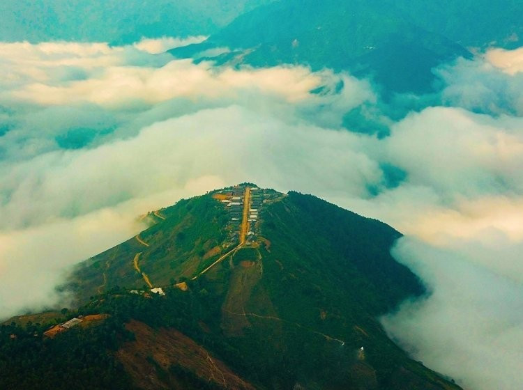 Depuis Hanoï, les voyageurs peuvent parcourir environ 220 kilomètres par la route Nghia Lo - Tram Tau, puis poursuivre encore une vingtaine de kilomètres en montagne pour atteindre le hameau. Pour ceux qui choisissent la moto, une bonne préparation est essentielle, car les chemins deviennent glissants pendant la saison des pluies. 8.jpg