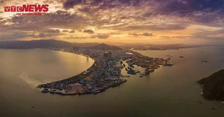 Après des jours à faire face aux impacts des tempêtes et des inondations historiques, la ville balnéaire de Quy Nhon a rapidement « repris vie ». Un coucher de soleil paisible et éclatant est revenu illuminer la baie en forme d’arc. Photo : VTC.