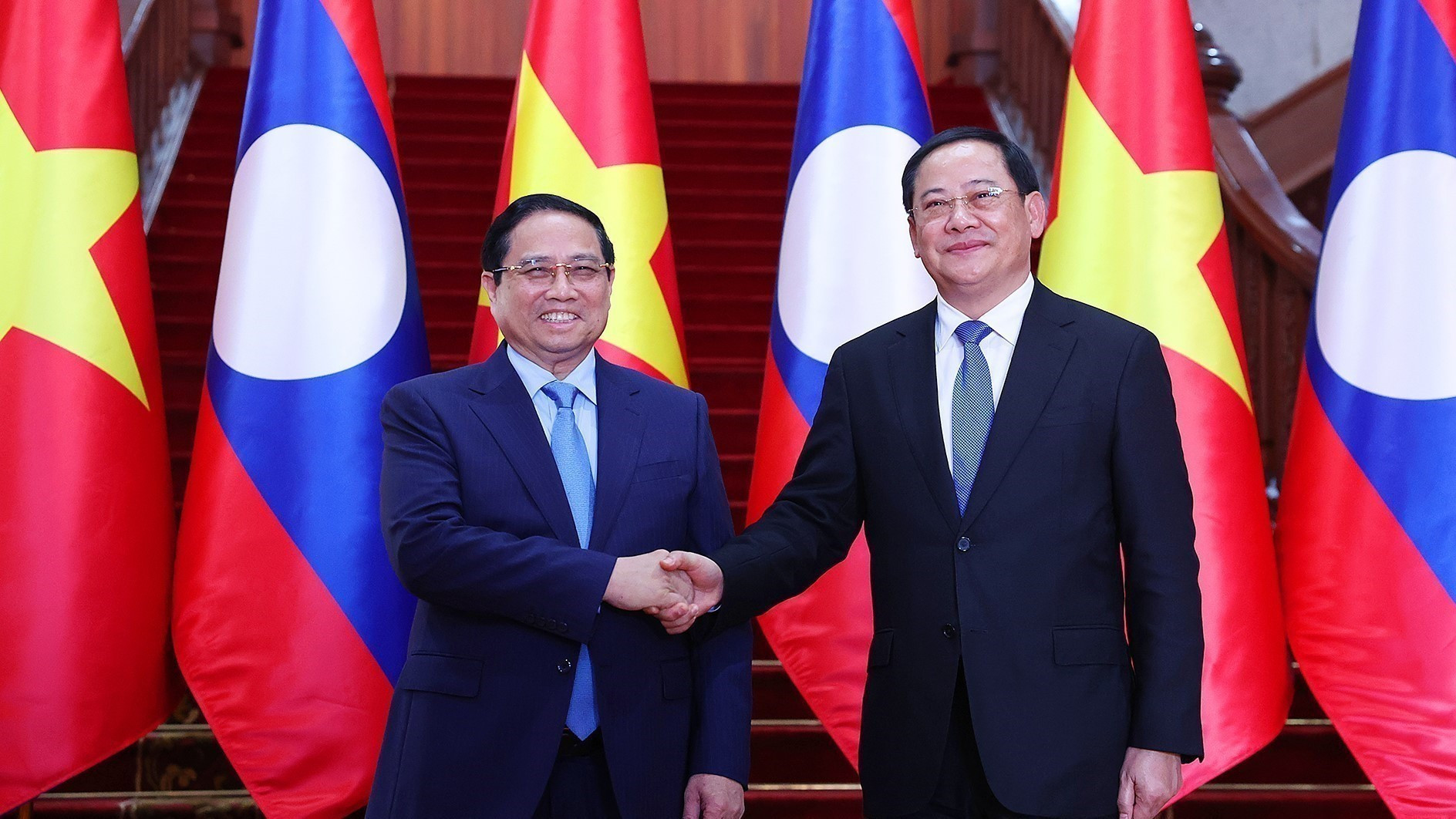 Le Premier ministre Pham Minh Chinh (à gauche) et son homologue laotien Sonexay Siphandone. Photo : NDEL.