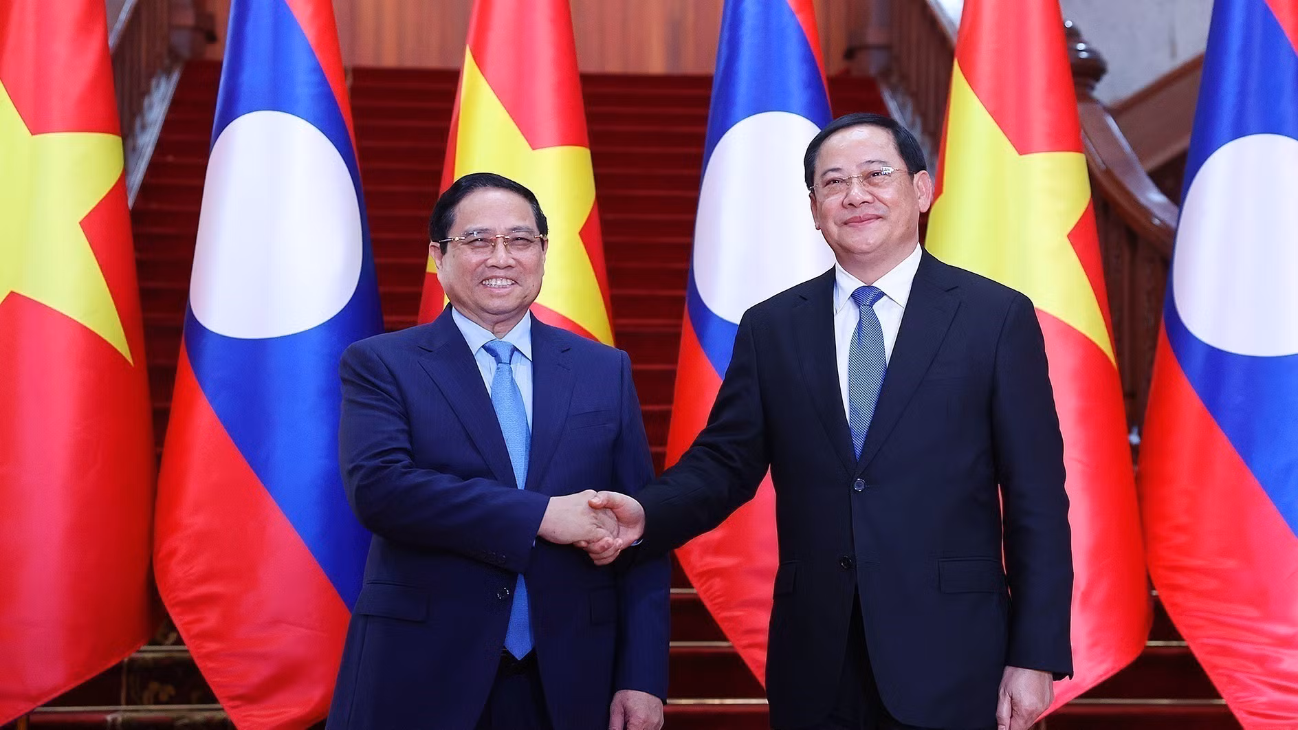 Le Premier ministre Pham Minh Chinh (à gauche) et son homologue laotien Sonexay Siphandone. Photo : NDEL.