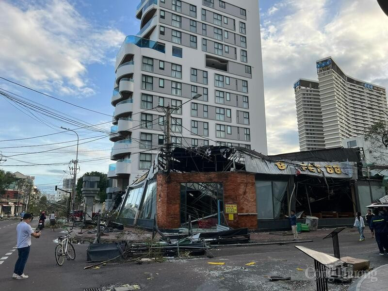 Le typhon no 13 (Kalmaegi) a balayé Quy Nhon, province de Gia Lai, dans la nuit du 6 novembre, laissant derrière elle un paysage de désolation. Photo : congthuong.vn