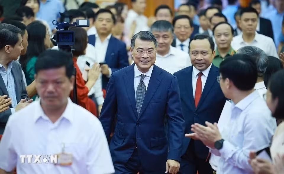 Le PM Le Minh Hung arrive à la cérémonie célébrant la Journée vietnamienne de la science, de la technologie et de l'innovation, ainsi qu'à la conférence sur la mise en œuvre des technologies stratégiques. Photo : VOV.