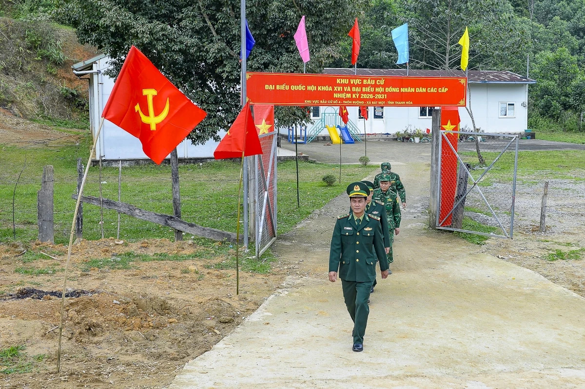 L’élection des députés de la XVIe législature de l’Assemblée nationale et des conseils populaires pour le mandat 2026-2031 constitue un événement politique majeur pour le pays, contribuant à consolider l’appareil de l’État et à promouvoir le droit de souveraineté du peuple. Conscientes de cette importance, les localités des zones frontalières de la province de Thanh Hoa déploient simultanément de nombreuses mesures afin de préparer minutieusement cette journée électorale. Photo : baothanhhoa.vn