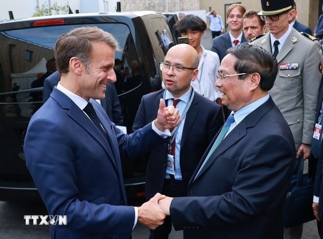 Le Premier ministre Pham Minh Chinh (à droite) est accueilli par le président français Emmanuel Macron. Photo : VNA 2-4990.jpg