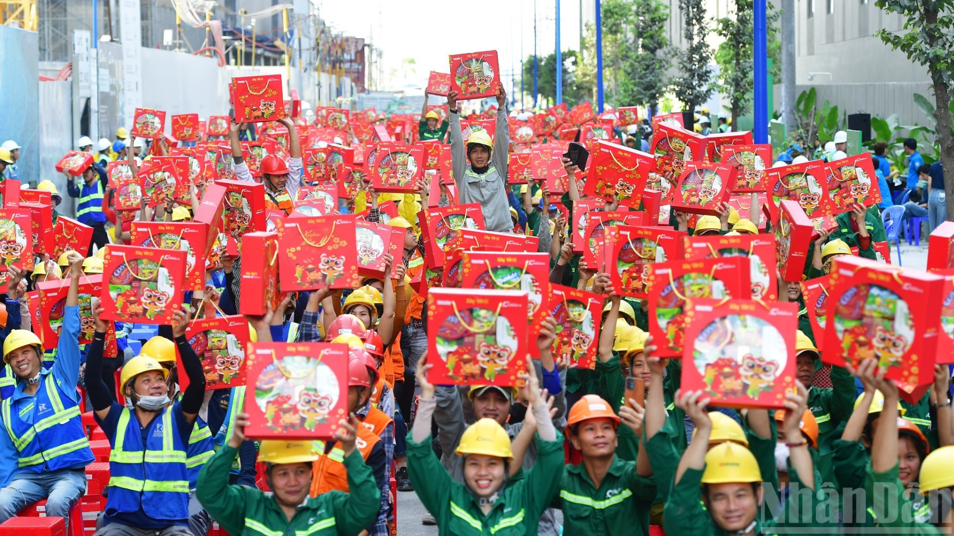 Une atmosphère festive a envahi le chantier du projet de complexe d’immeubles de grande hauteur Sycamore, lots B9 et B10, dans le quartier de Binh Duong, à Hô Chi Minh-Ville. Photo : NDEL.