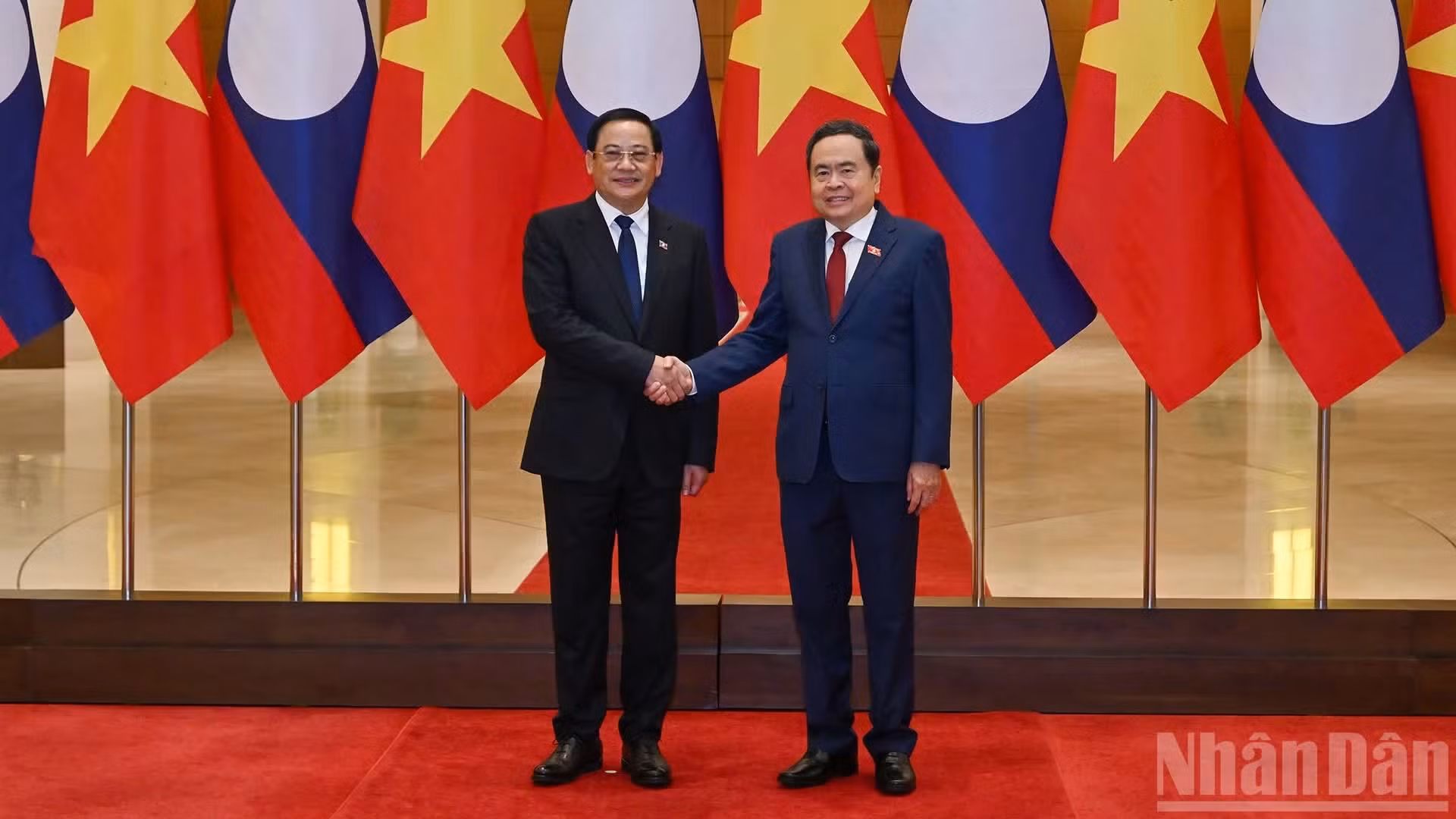 Le président de l'AN, Tran Thanh Man (à droite), et le Premier ministre laotien, Sonexay Siphandone. Photo : NDEL