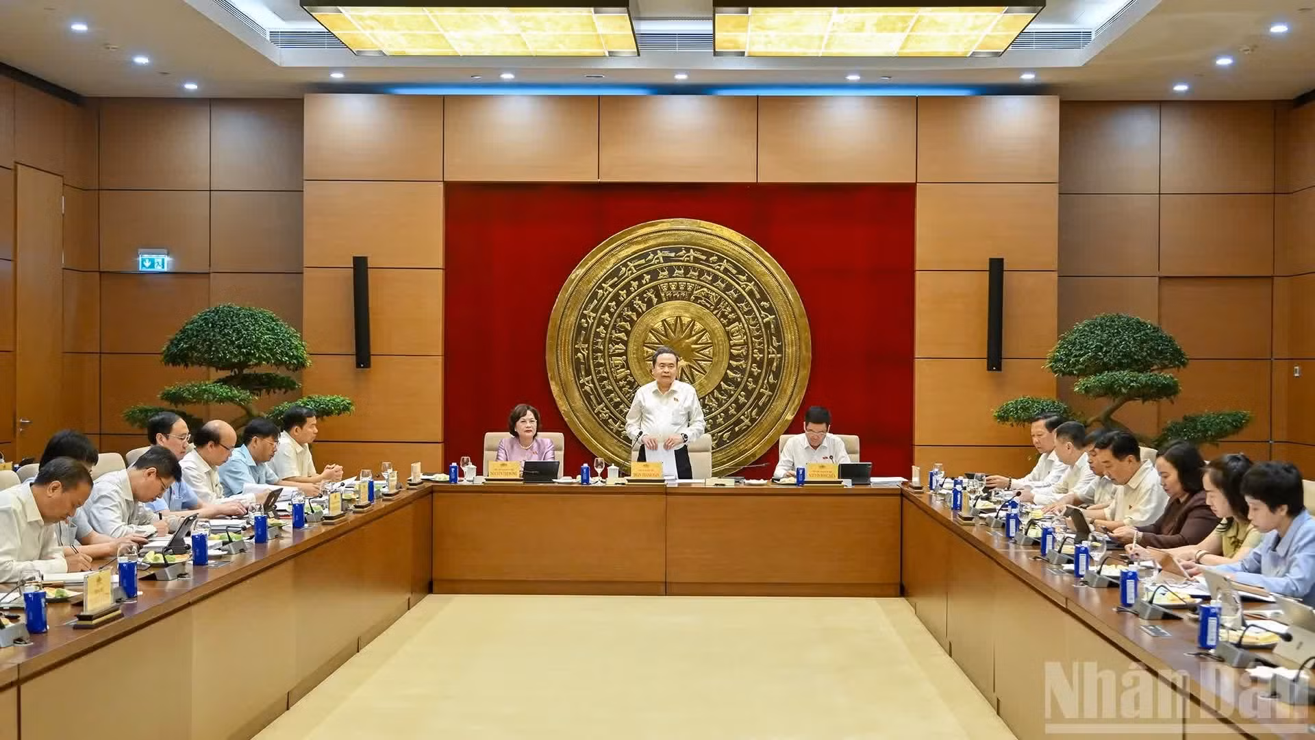 Scène de la séance de travail entre le président de l'AN, Tran Thanh Man, et la permanence de la Commission des affaires économiques et financières. Photo : NDEL.
