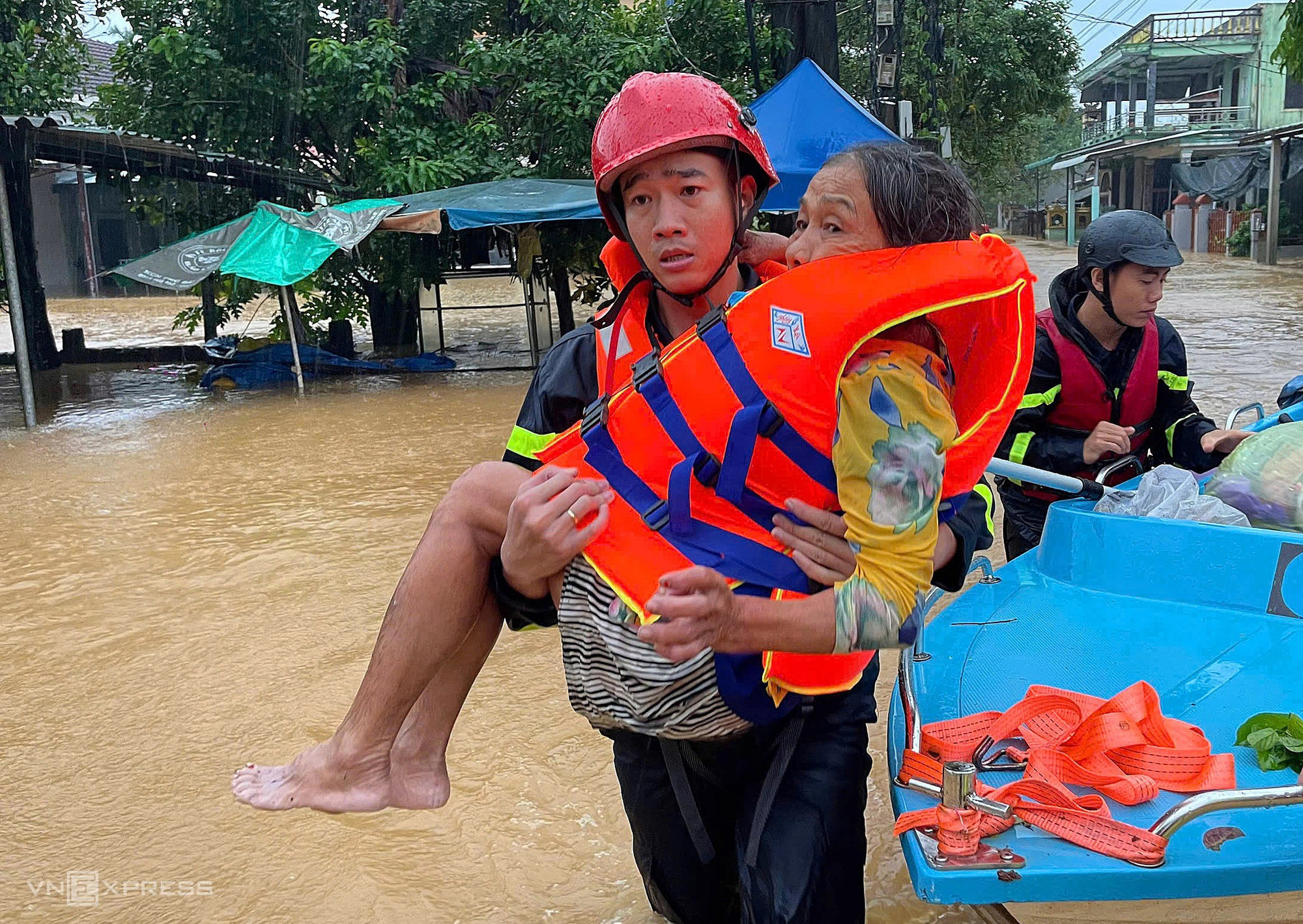 Dans la matinée du 28 octobre, la maison de Nguyen Viet Dan, située au quartier de Thuan Hoa, était submergée sous plus d’un mètre d’eau. Sa femme, victime d’une crise d’asthme, a été secourue à temps par les policiers mobiles qui ont traversé les flots pour l’atteindre. Photo : vnexpress.net