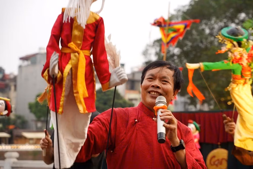Activité de représentation de marionnettes traditionnelles terrestres par la troupe de Te Tieu. Photo : baovanhoa.vn