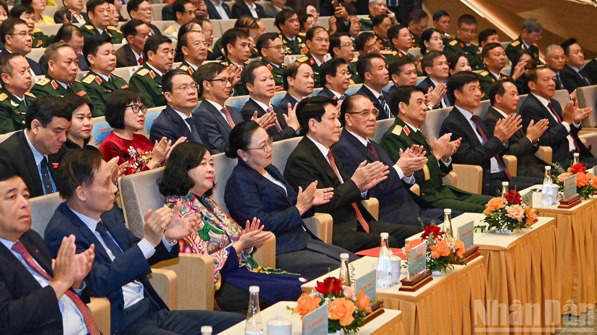 Des dirigeants, d’anciens dirigeants du Parti et de l’État et des délégués à la cérémonie. Photo : NDEL