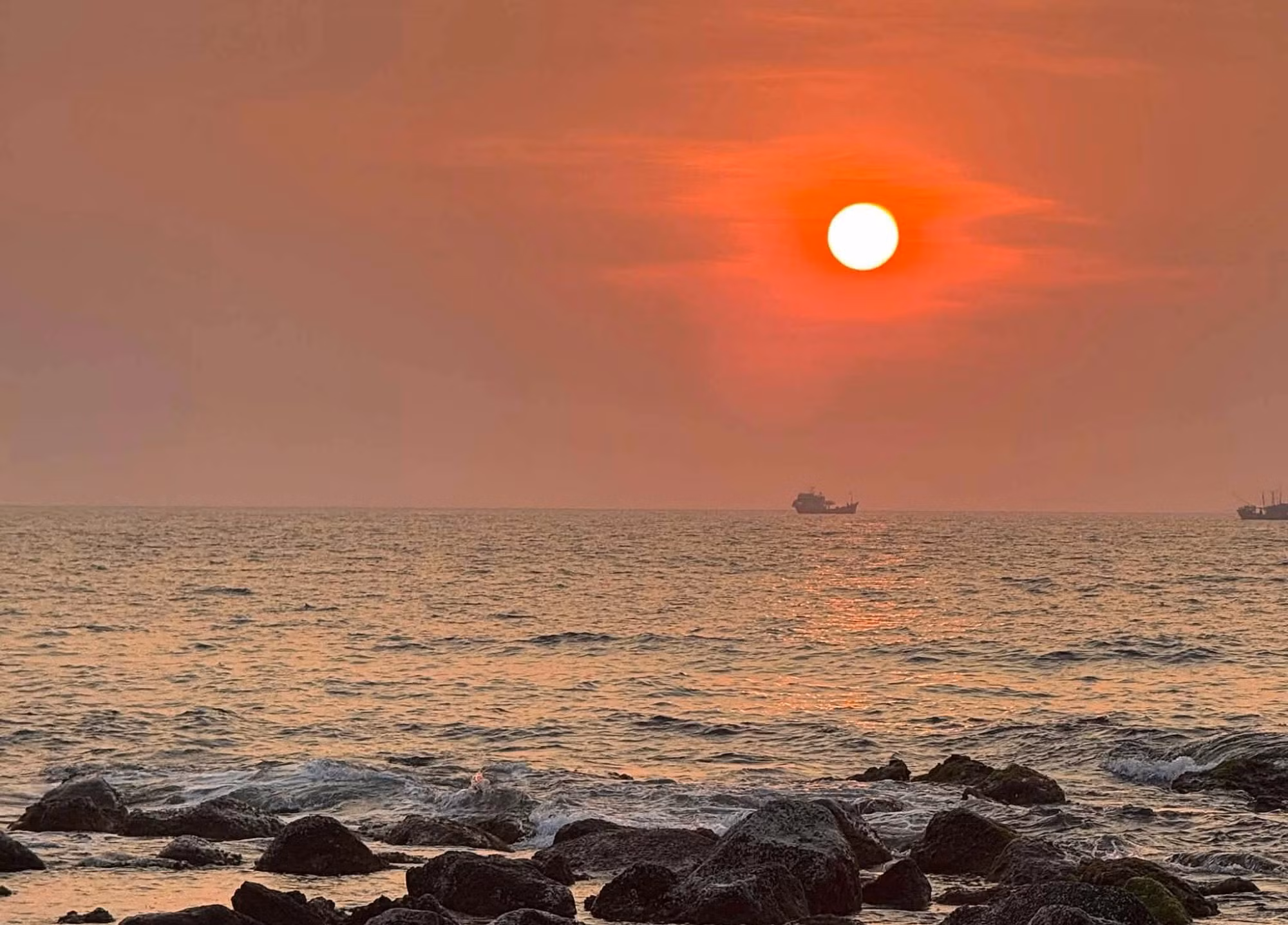 L’île de Con Co se situe à près de 30 km du port de Cua Viet, dans la commune de Cua Viet, province de Quang Tri. Elle est également connue sous d’autres noms tels que Hon Co, Thao Phu, Con Ho ou Hon Me, selon l’appellation des pêcheurs de Vinh Linh. Photo : vnexpress.net