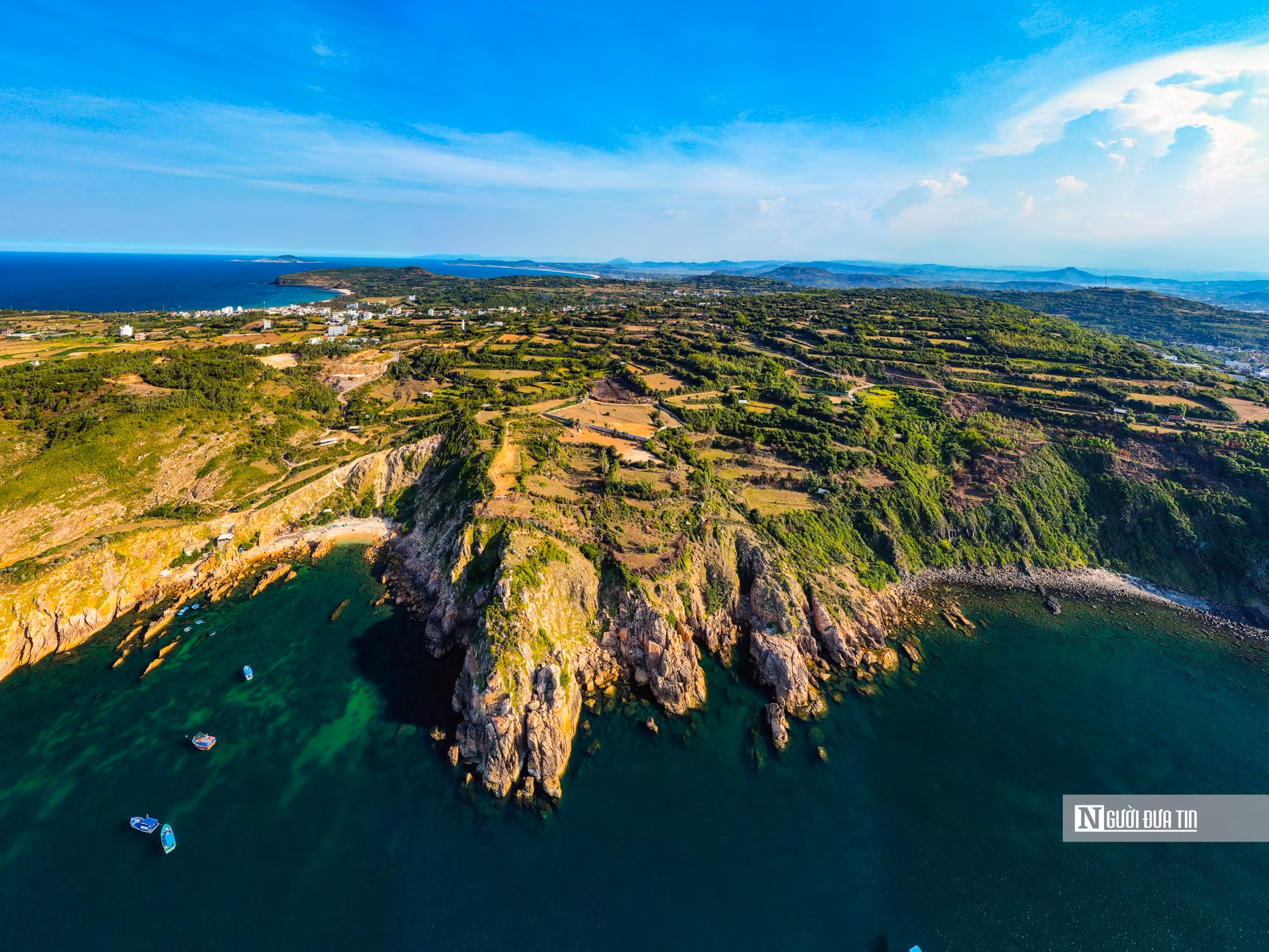 Situé à plus de 30 kilomètres de la ville de Tuy Hoa, le village de Co Thach se trouve dans le hameau de Phu Hanh, commune de Tuy An Dong, province de Dak Lak (au Centre du Vietnam) , et couvre une superficie de plus de 42 hectares. Le site conserve de nombreux murs de pierre, anciennes maisons de pierre et puits ancestraux. L’ensemble évoque un véritable musée de pierre à ciel ouvert, sauvage et majestueux face à la mer. Photo : nguoiduatin.vn