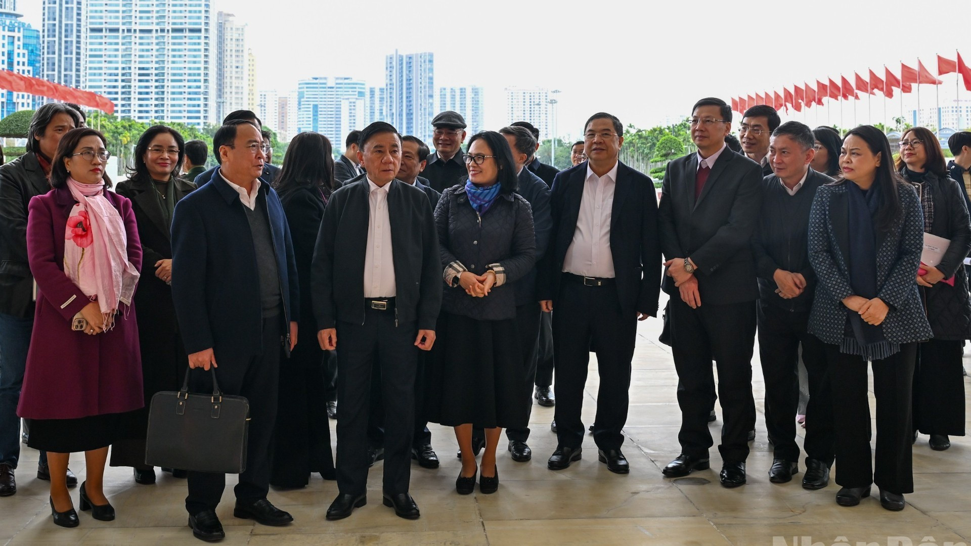 Le permanent du Secrétariat, Tran Cam Tu, et des délégués inspectent les préparatifs du XIVe Congrès national du Parti au Centre national des conférences. Photo : NDEL.