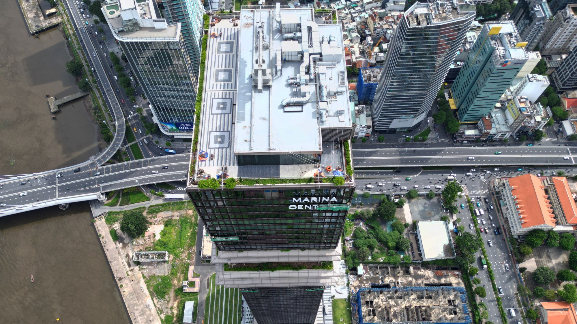 Sur le plan architectural, la tour adopte une façade vitrée à double couche, permettant de réduire la chaleur et d’économiser l’énergie. Près de 30 % de la surface est réservée aux espaces verts, dont un jardin suspendu s’étendant du 35ᵉ au 43ᵉ étage. Son hall principal, haut de 9 mètres, ses 34 ascenseurs intelligents et ses solutions écoresponsables lui ont valu la certification LEED Gold du Conseil américain du bâtiment durable (USGBC). Située à proximité immédiate du pont Ba Son, la tour bénéficie également d’une connexion optimale entre la zone Est et le centre de Hô Chi Minh-Ville. e.jpg