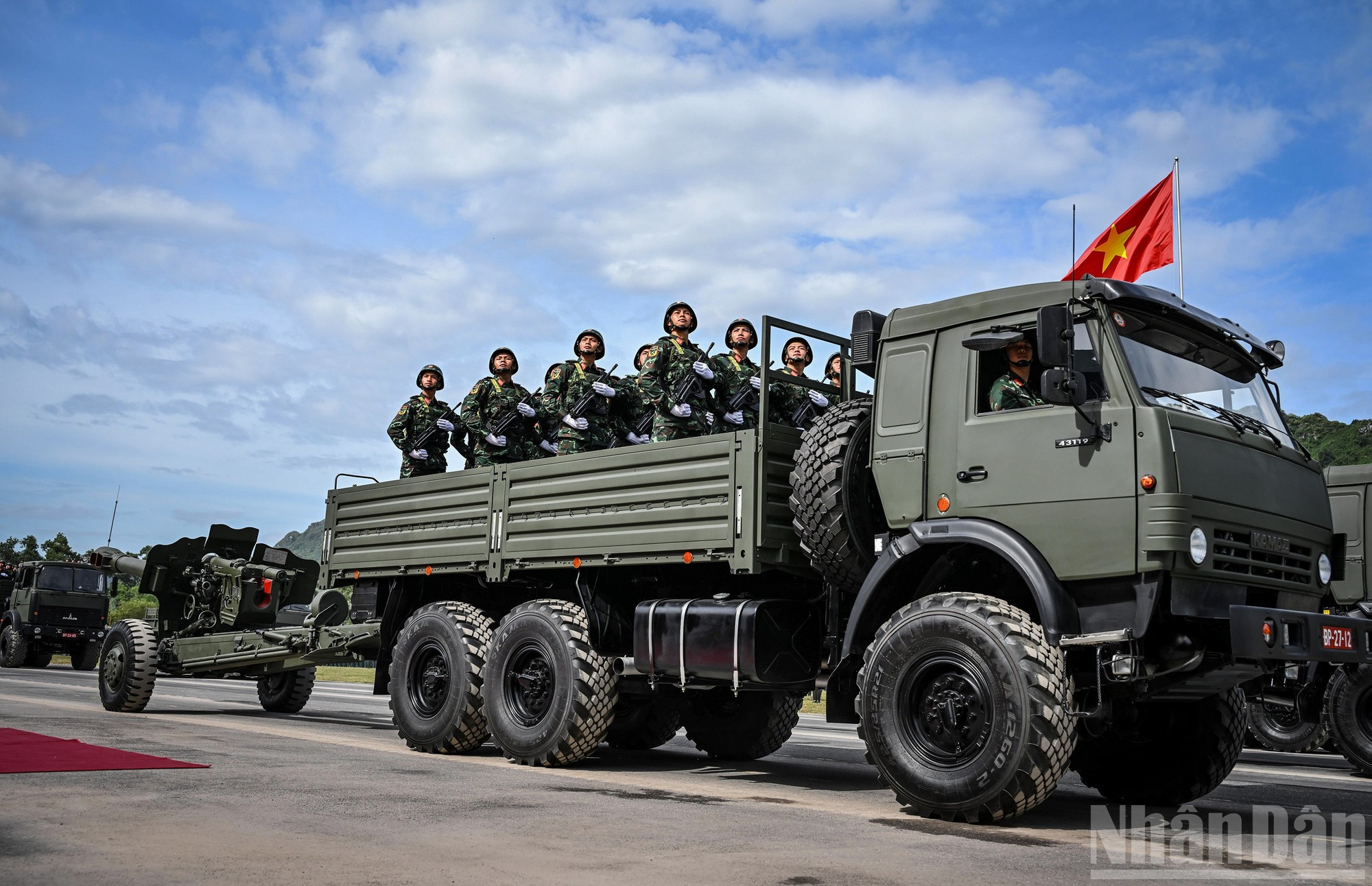 S’en suivent des canons tractés par des camions spécialisés. 15.jpg