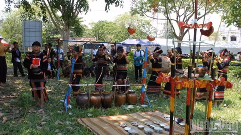 Un rituel culturel singulier à Phu Tuc. Photo : NDEL.