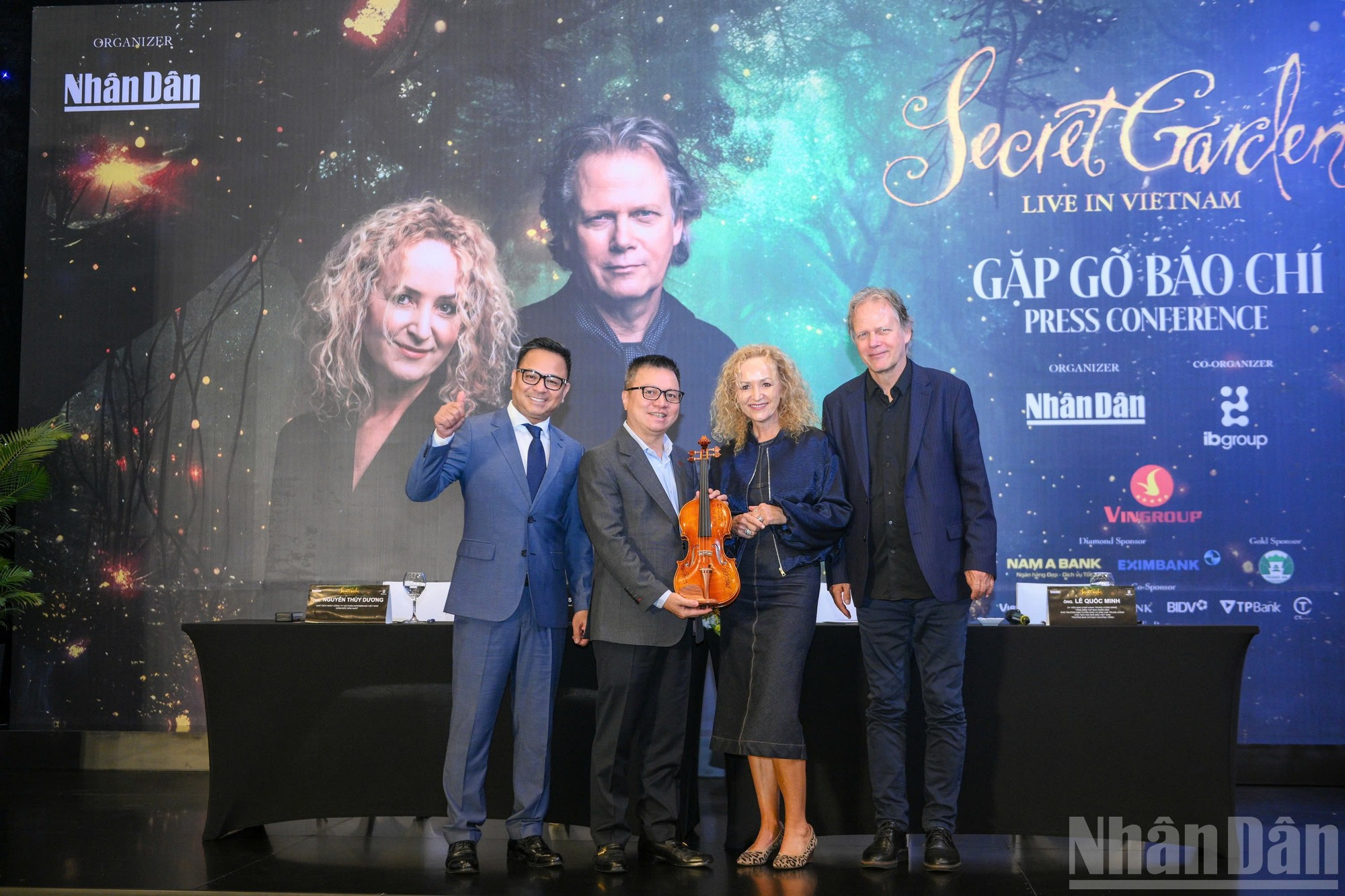 Le groupe Secret Garden a offert un violon en cadeau au comité d'organisation du programme « Secret Garden Live in Vietnam ». Photo : NDEL.