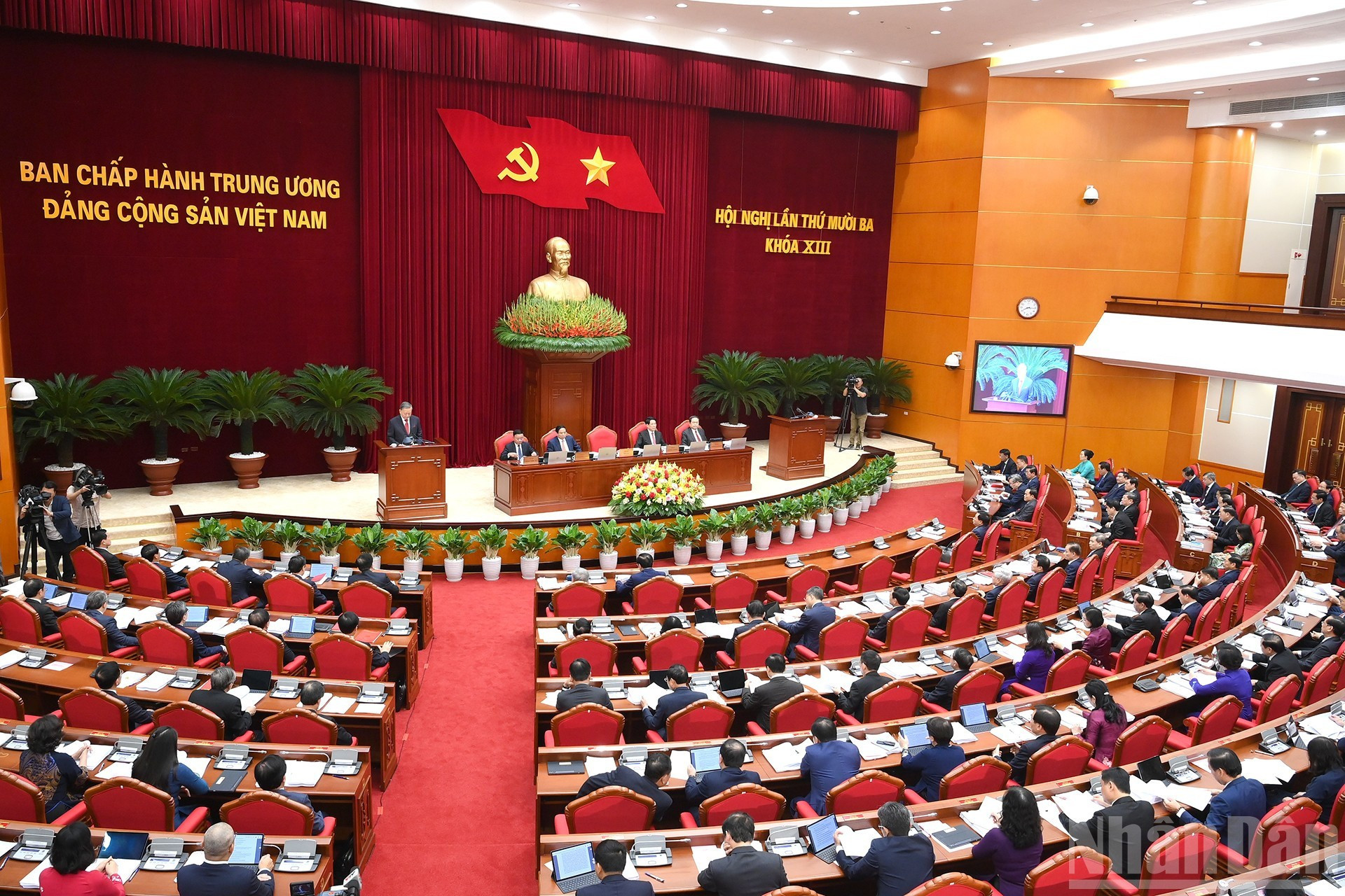 Le 13e Plénum du Parti communiste du Vietnam du XIIIe mandat s’est solennellement ouvert le lundi matin 6 octobre à Hanoi. Photo : NDEL.