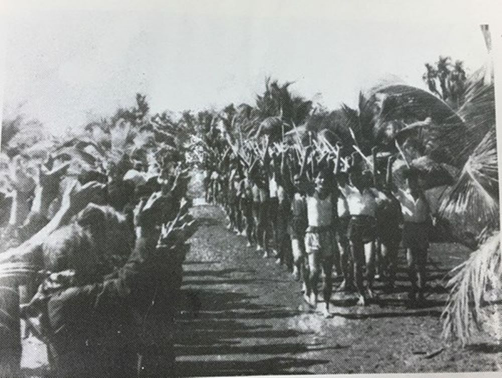 Jeunes de l’organisation Tien Phong armés de lances de bambou taillées en pointe dans le Nam Bo en 1945. Photo : hcmcpv.org.vn 3.jpg